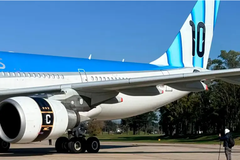 Aerolíneas Argentinas presentó un avión inspirado en Messi y la Selección