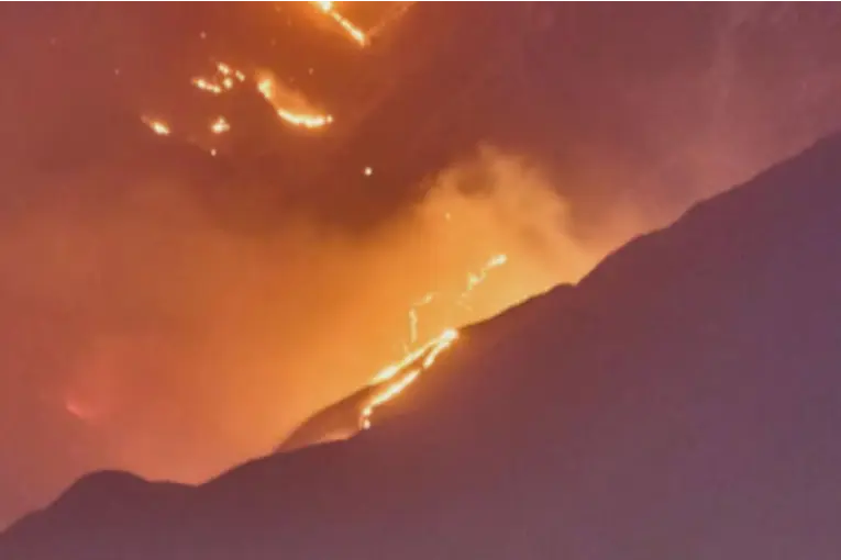 Incendio en La Rioja: el fuego arrasó casi 900 hectáreas en Chilecito y el viento dificulta su control