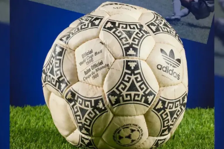 Subastaron por u$s3,35 millones la pelota de Maradona de la “Mano de Dios” y el “Gol del Siglo”