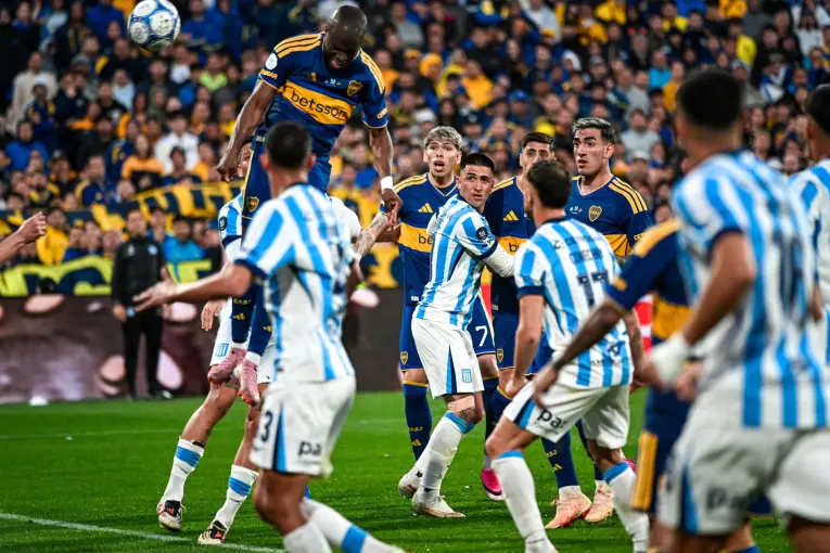 Boca remontó a Racing 3-2 con un hat-trick de Valencia y es semifinalista