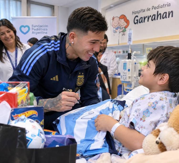 Enzo Fernández visitó el Hospital Garrahan y llevó regalos a los niños