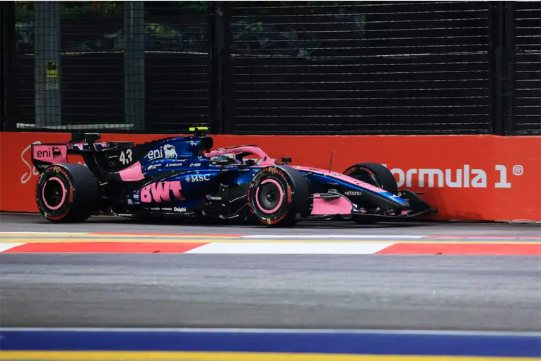 Colapinto abandonó en Singapur y Verstappen ganó en la F1